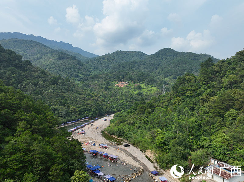 广西武鸣:游客戏水享清凉 峡谷风光惹人醉