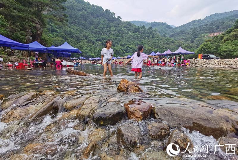 广西武鸣:游客戏水享清凉 峡谷风光惹人醉