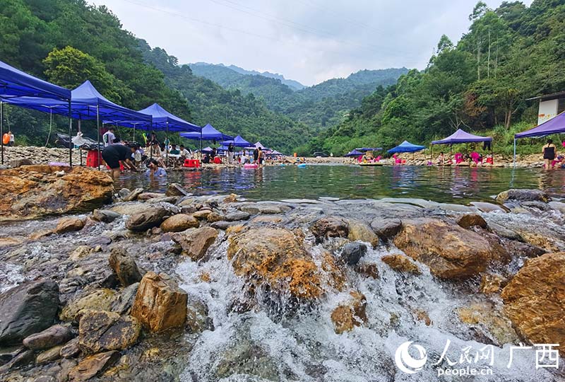 广西武鸣:游客戏水享清凉 峡谷风光惹人醉