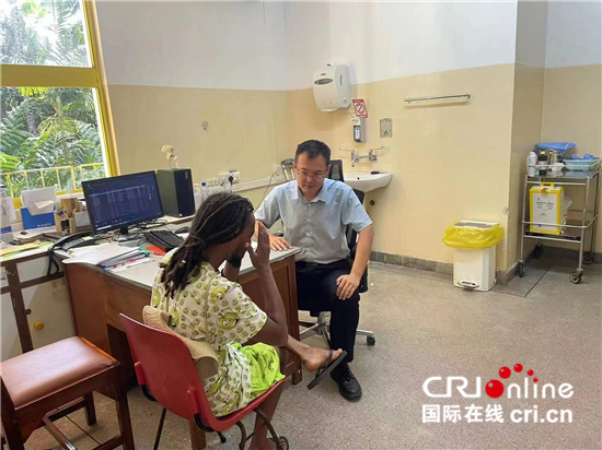 《援外日记》:一声声中文问候和感谢,拉近塞舌尔病患与中国医生的距离_fororder___172.100.100.3_temp_9500031_1_9500031_1_1_99082563-333b-4da0-b9b7-cadbab52a707