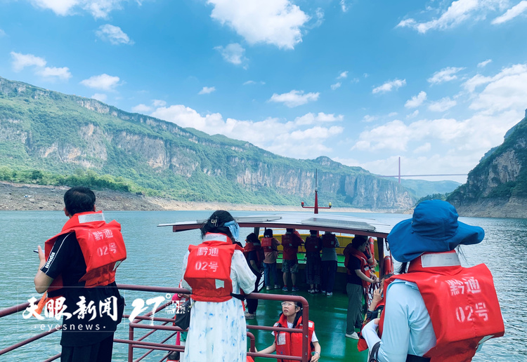 (头条)贵州避暑旺季到来—— 度假订单猛涨 机场旅客激增