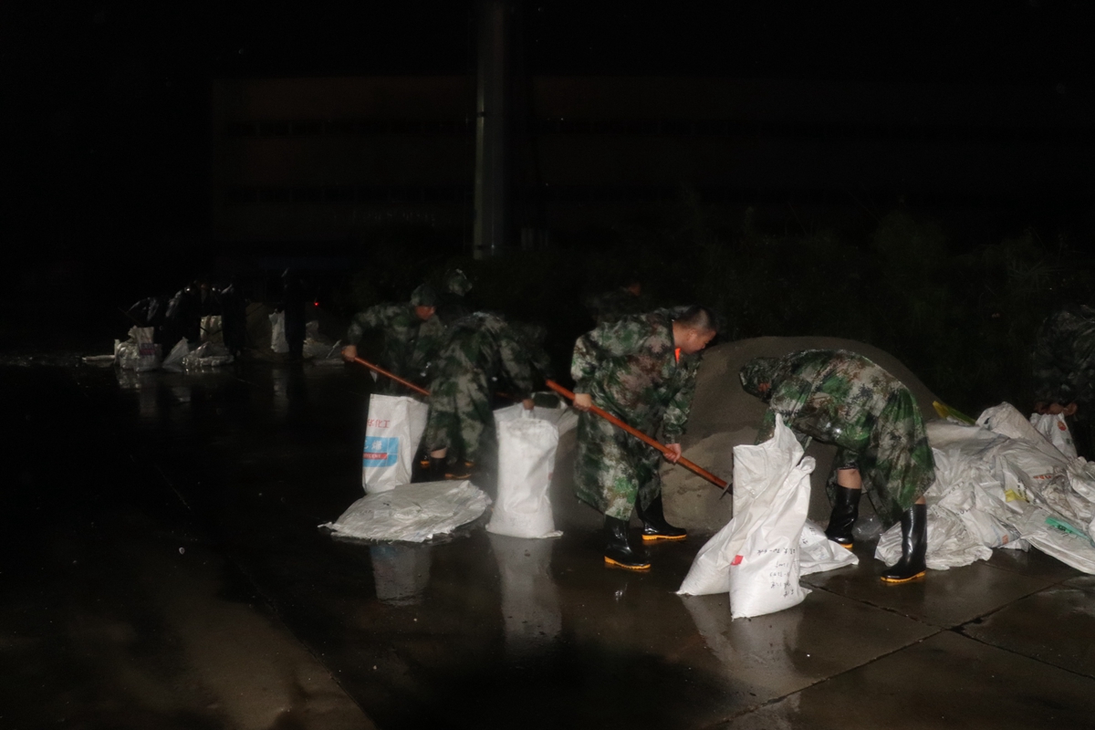 图片默认标题_fororder_满城区民兵连夜组织防汛抢险 摄影 张学千