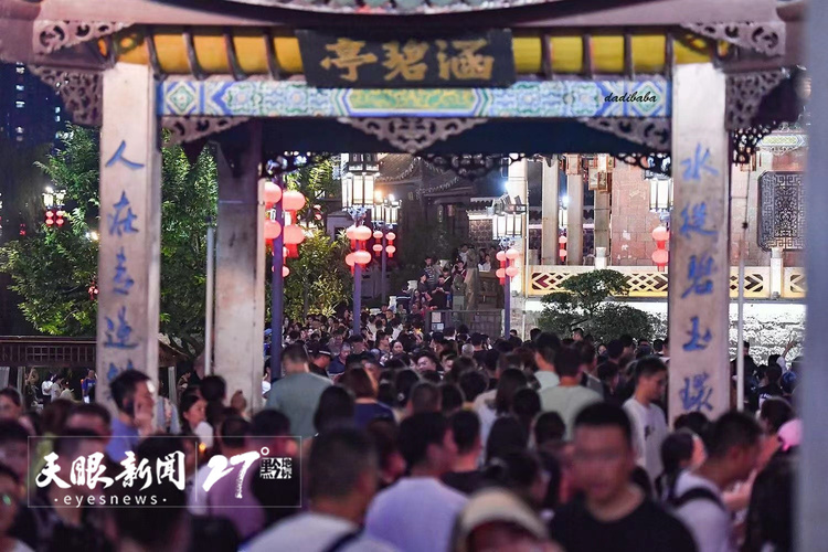 (头条)贵州避暑旺季到来—— 度假订单猛涨 机场旅客激增