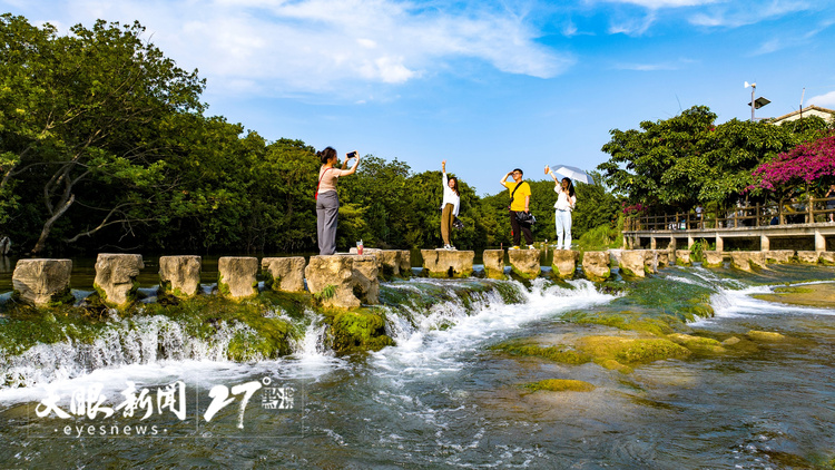 (头条)贵州避暑旺季到来—— 度假订单猛涨 机场旅客激增