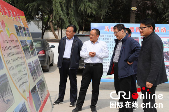 专家一行在淅川县县委书记卢捍卫的陪同下考察马蹬镇校园文化发展.