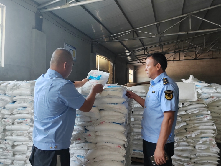 图片默认标题_fororder_市场监管人员查看食盐储存情况 摄影 贾林静