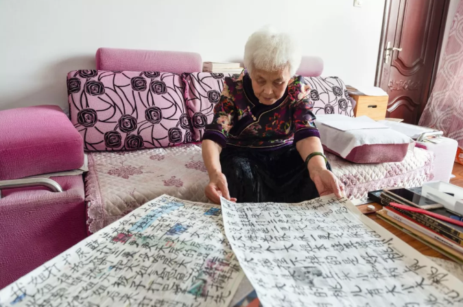 新华网■从“文盲”到“网红作家”：她60岁学识字，6年出版5本书