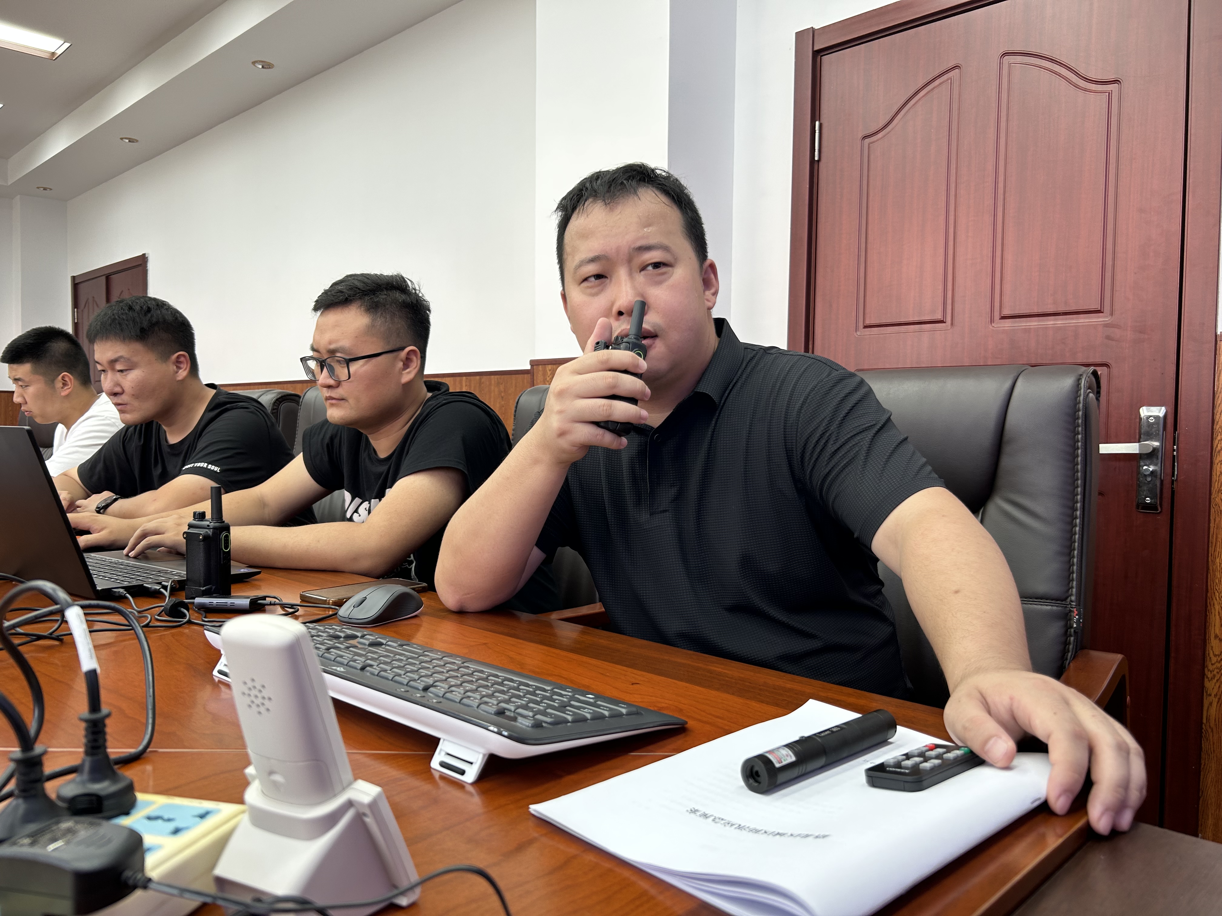 唐山路北:“天眼”+“飞机” 科技防汛显神威_fororder_路北区城区防汛指挥部内,工作人员用对讲机调度“移动机场”无人机出发巡查