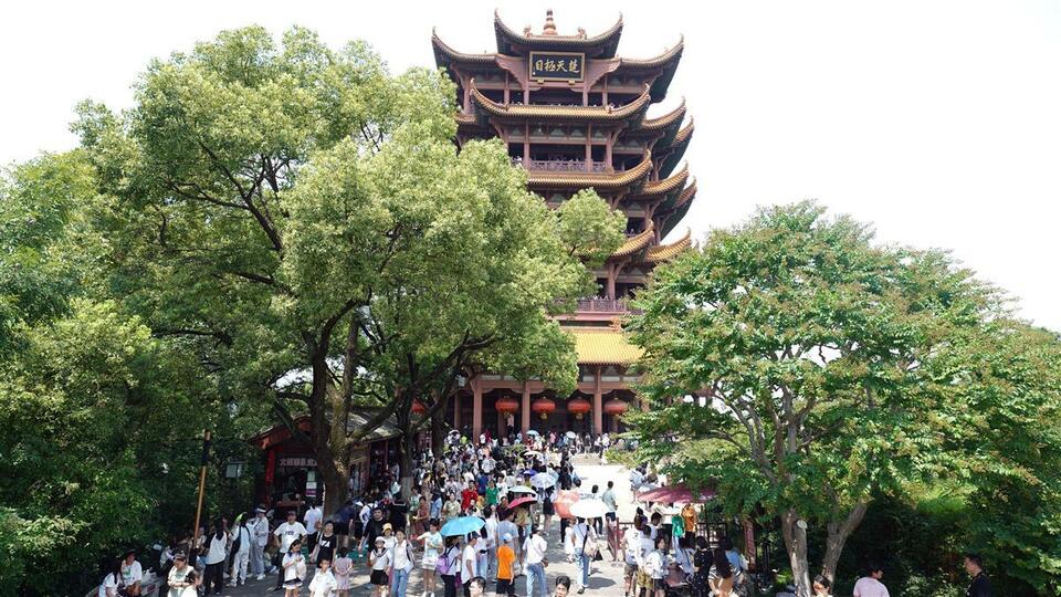创新高!黄鹤楼7月以来接待游客49万人次 游客纷纷“趁热”来打卡