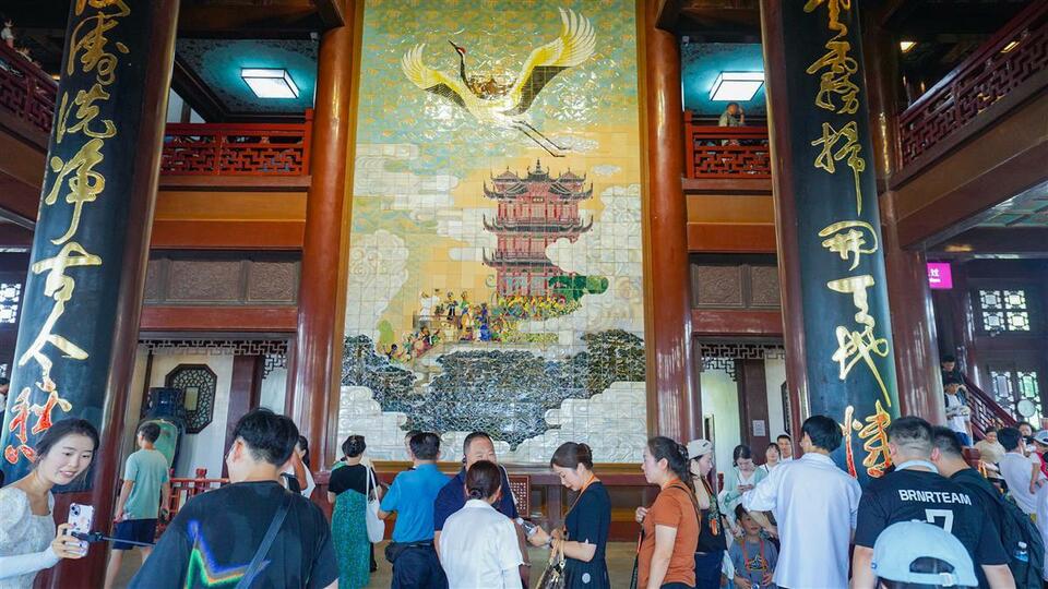 创新高!黄鹤楼7月以来接待游客49万人次 游客纷纷“趁热”来打卡