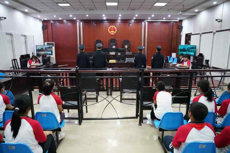 图片默认标题_fororder_学生“沉浸式”体验模拟庭审现场。 摄影 王磊