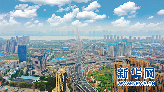 武汉杨泗港长江大桥通车 青菱段高架桥同步开通