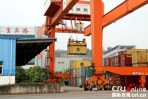 图片默认标题_fororder_宜宾港内正在吊装货物-（摄影-何芳）