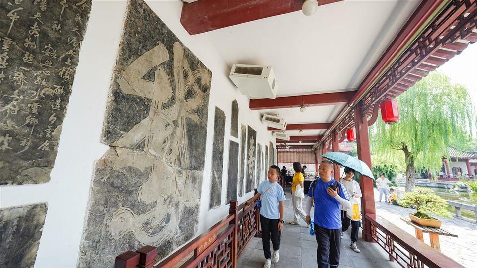 创新高!黄鹤楼7月以来接待游客49万人次 游客纷纷“趁热”来打卡