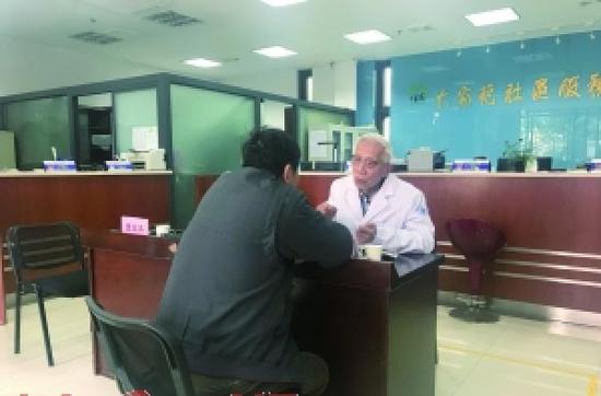 82岁医生在妻子去世次日照常义诊:她是医生 会理解