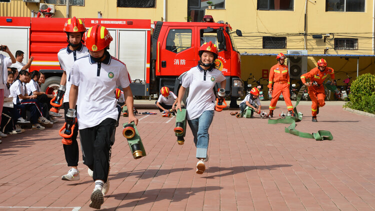 (原创)河北唐县:共筑心中防火墙 搭建生命安全网_fororder_学生们正在和消防员进行比赛.JPG