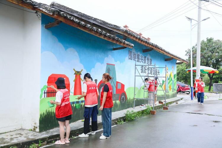 大学生志愿者用主题墙绘扮靓广西北流乡村 为乡村振兴赋能加码_fororder_7B5E97CA-CAB4-421B-9633-AAA3AD52E7B8