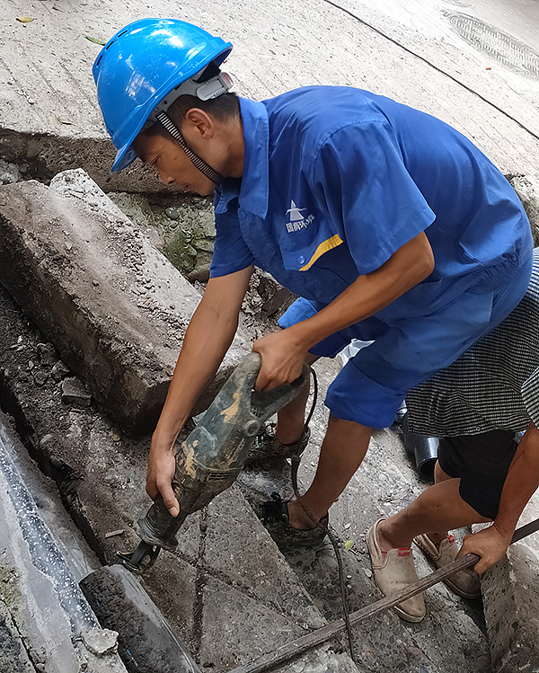 国润水务:高温下“汗”卫供水安全 多措举保障城市供水_fororder_管道抢险维修-供图-王迪平