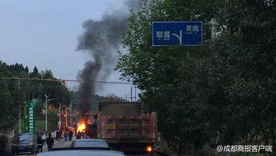 2车相撞起火致2人身亡 网友谴责过路车没借灭火器