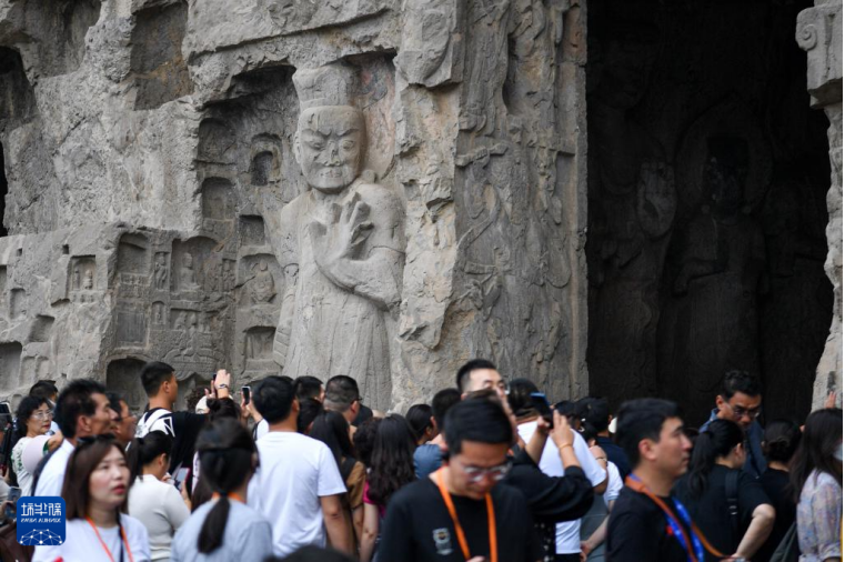 Longmen Grottoes in Luoyang Received 1.3 Million Tourists in Summer Vacation_fororder_图片3