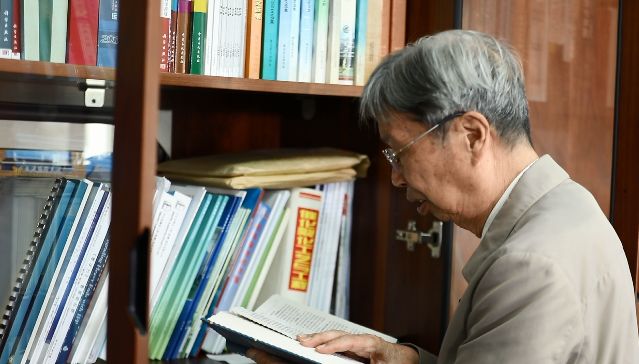 【科技日报】92岁院士坚持打卡上班！免费给高校青年授课……