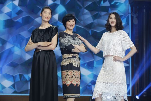 郎平携女排亮相《天天向上》 邓紫棋惠若琪同