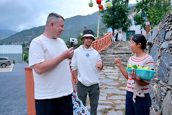 海外“网红”走进小金县苹果共享农庄 体验采摘乐趣感受生态之美_fororder_“网红”斯拉瓦(左一)和当地人交流+摄影+徐军