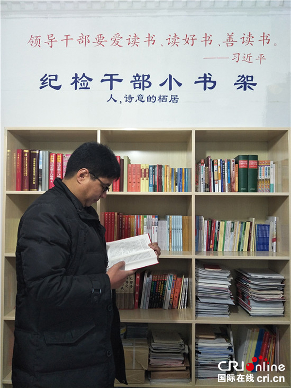 图片默认标题_fororder_办案人员认真查阅资料，确保工作无误