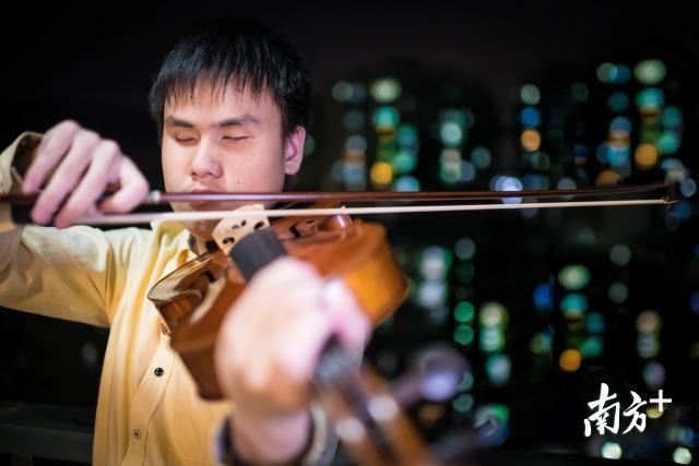 励志！中国失明男孩凭一把琴考上音乐界“牛津大学”(组图)