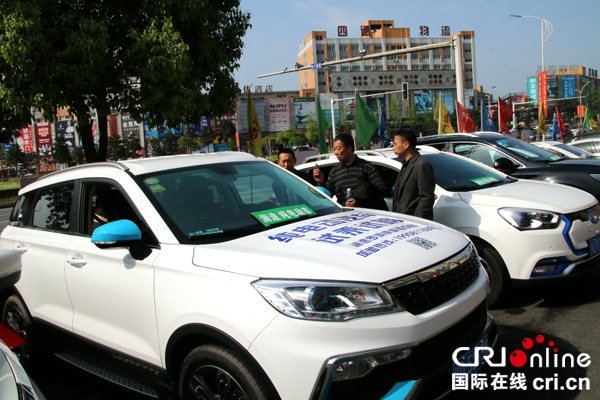 图片默认标题_fororder_客户在了解新能源汽车--（摄影-高学兵）