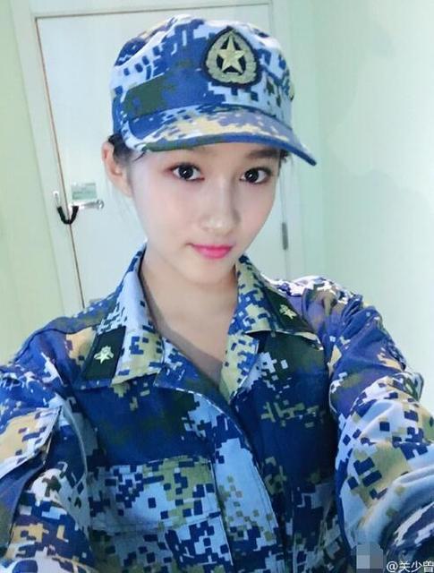 关晓彤晒军训照青春 杨幂进部队当新兵娇俏
