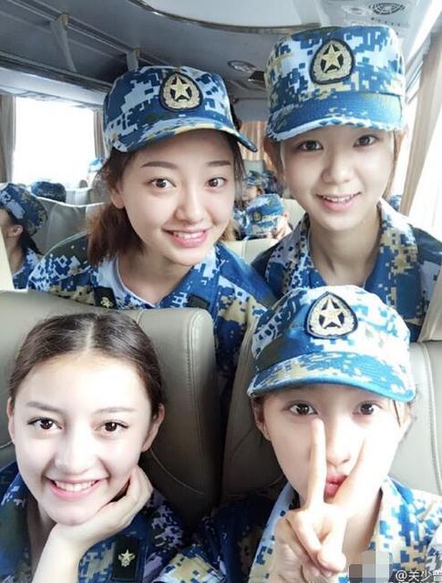 关晓彤晒军训照青春 杨幂进部队当新兵娇俏