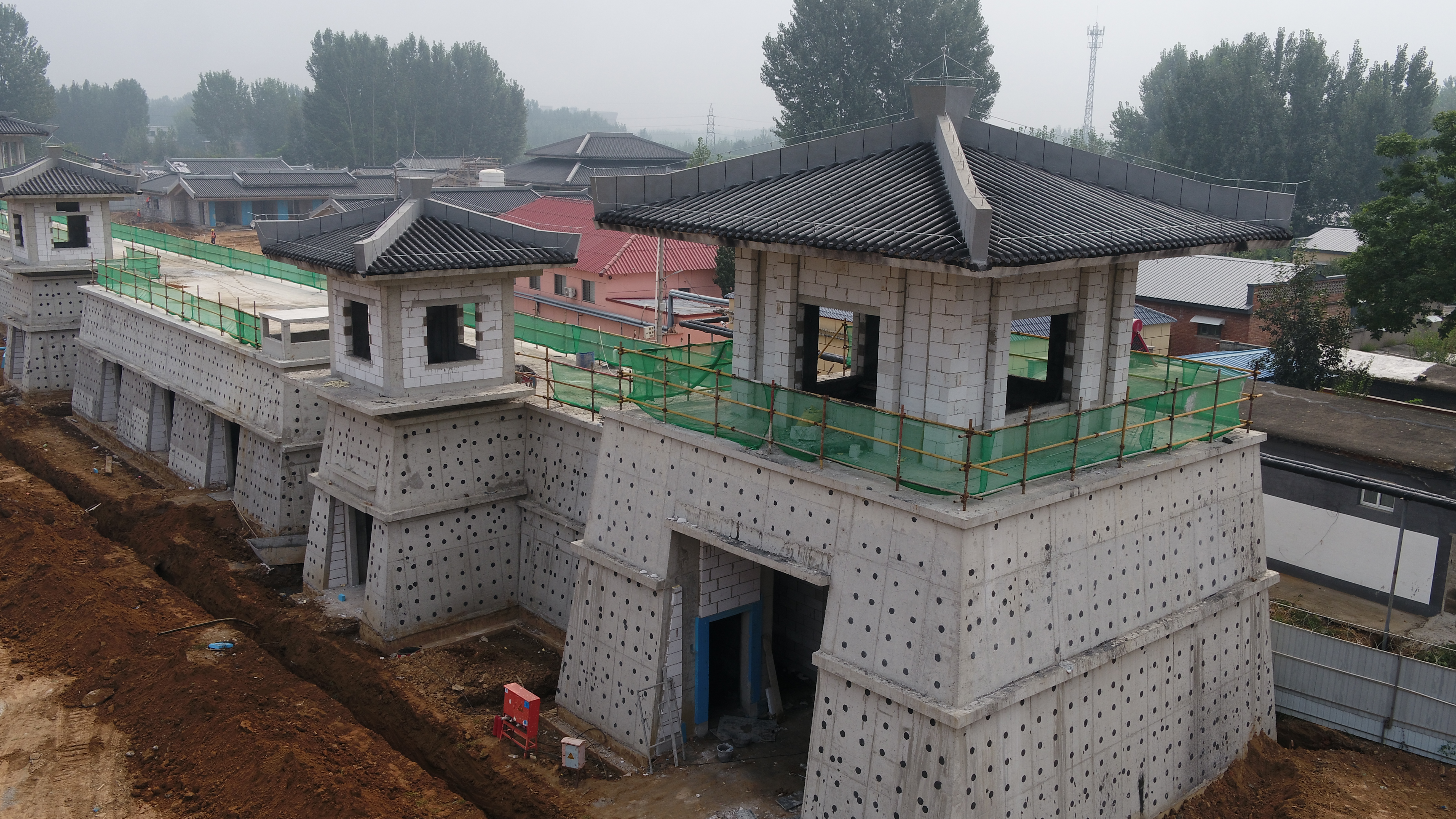 河北涿州:三义文化核心区加紧改造提升_fororder_修缮中的三义宫南广场。孙岩涛 摄