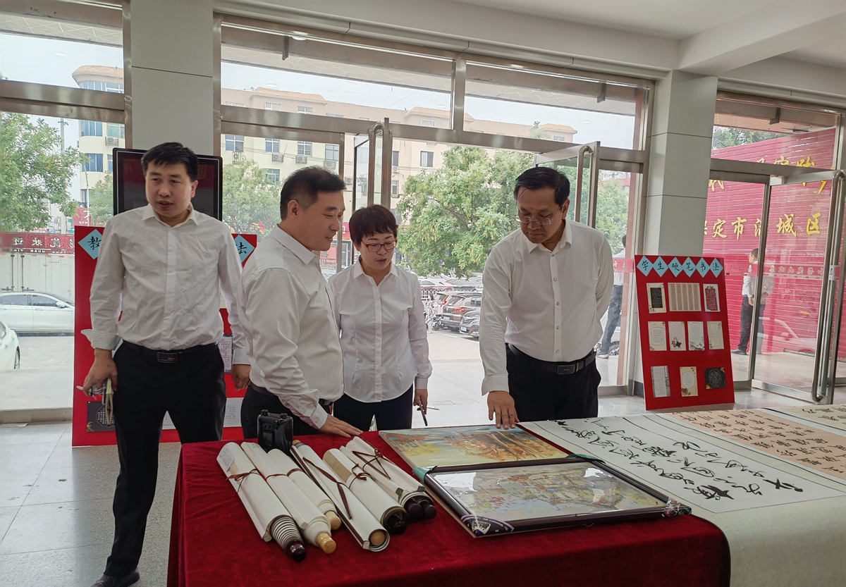 图片默认标题_fororder_满城开放大学向教体局领导介绍作品 摄影 李立新