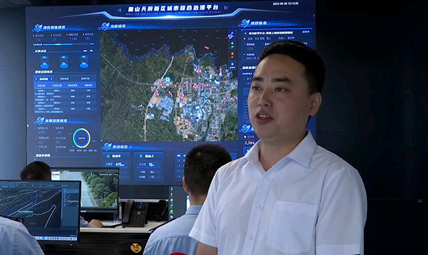 全国首创 “北斗+遥感+AI” 让渣土治理变“智理”_fororder_眉山天府新区综合行政执法局副局长张旭峰介绍情况