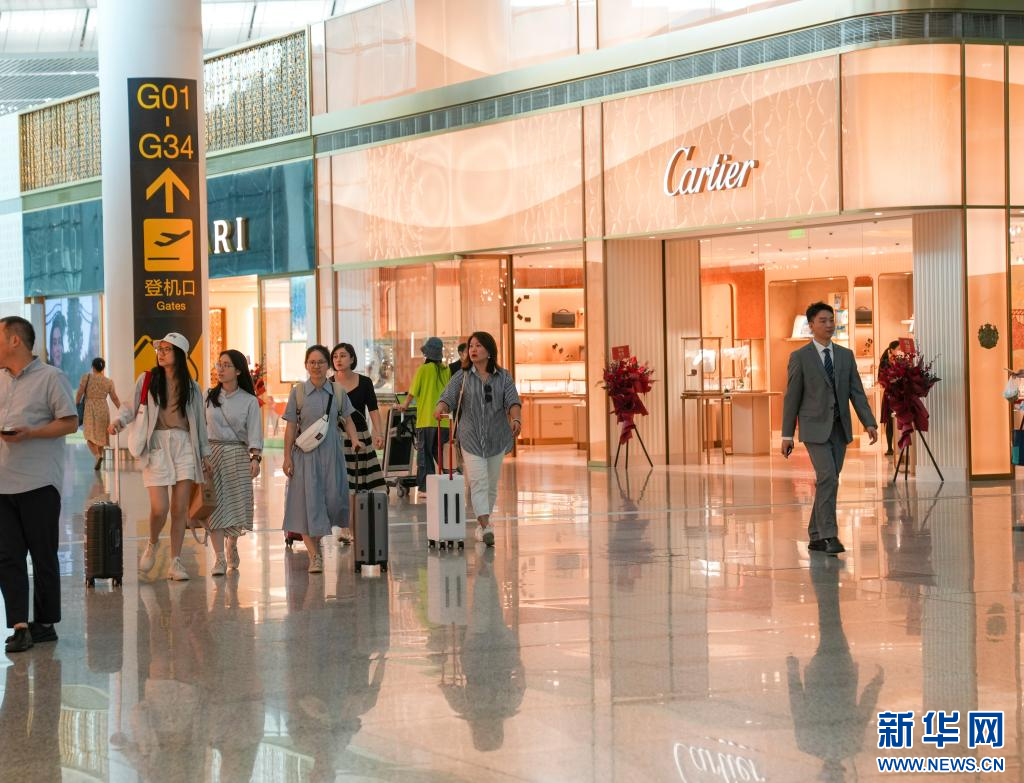 重庆机场航站楼国际名品商业街开街