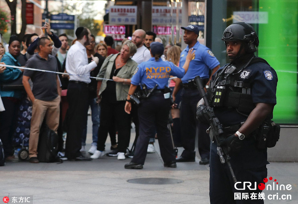 携带切肉刀袭击了一名纽约警察,在与警察搏击过程中被警察持枪击中