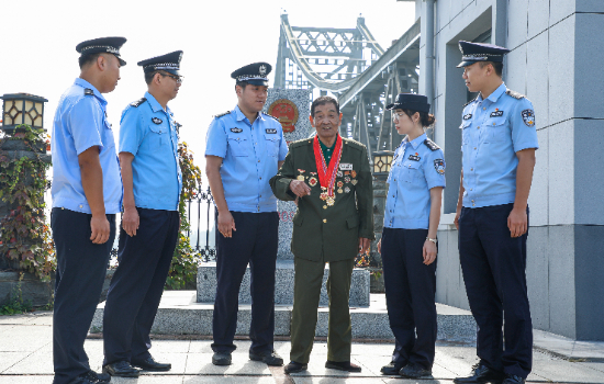 丹东:中朝友谊桥桥头举行 “庆国庆 守平安”主题升旗仪式_fororder_图片29