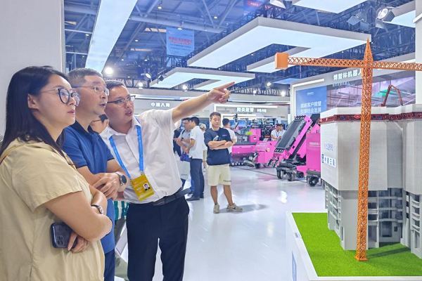 聚焦智博会丨造楼机、造塔机双双亮相2023中国国际智能产业博览会_fororder_图片1