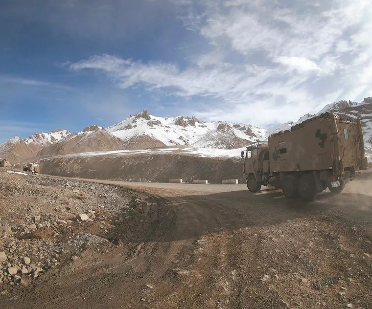 #解放军报#70年边防交通发展｜曾经8天8夜的探亲路，如今只需12小