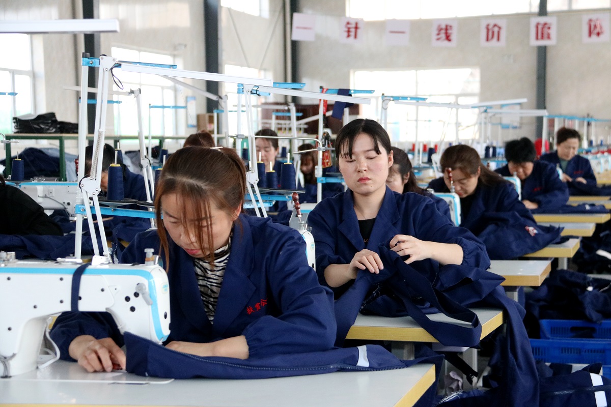 陕西府谷县帮助搬迁群众圆了“乐业安居”梦_fororder_新府山社区扶贫工厂里的女工.JPG