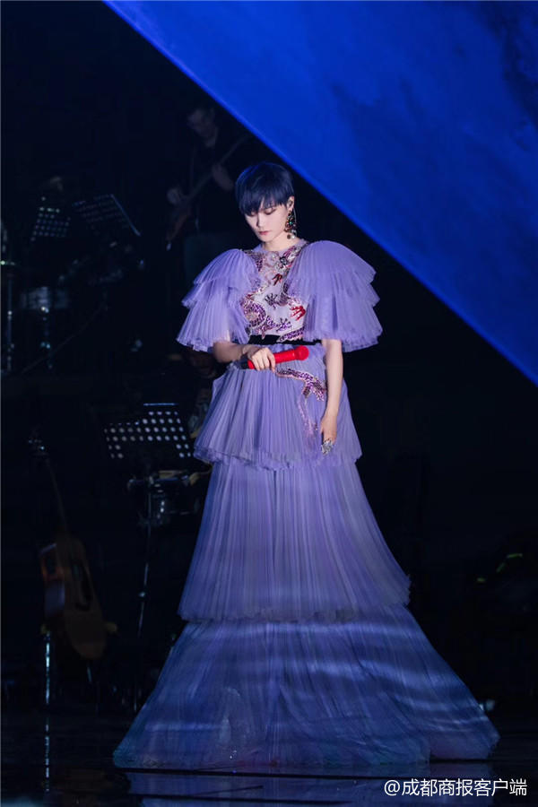 （导航成都）李宇春演唱会“擅自”改词 只为表达对成都的热爱