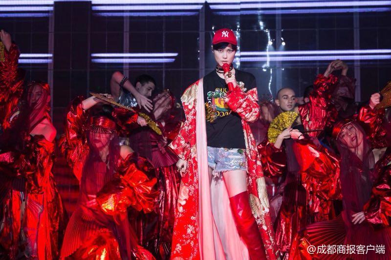 （导航成都）李宇春演唱会“擅自”改词 只为表达对成都的热爱