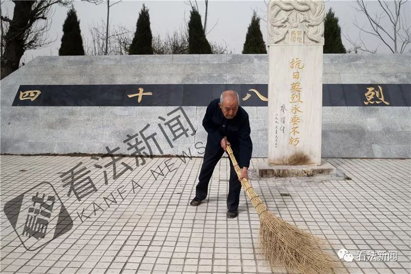 88岁老人义务守护无名烈士墓34年：“只要我活着，就要坚持下去”
