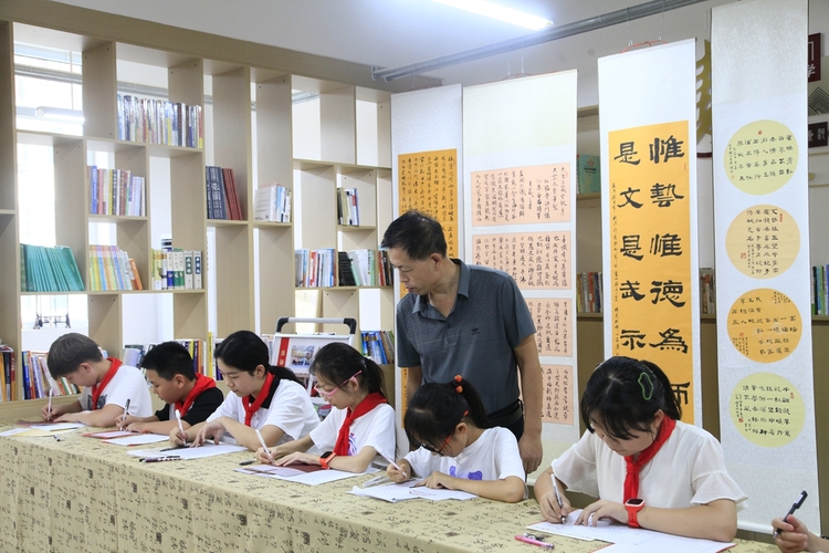 图片默认标题_fororder_满城区公益书法进社区活动现场 摄影 郝磊晶