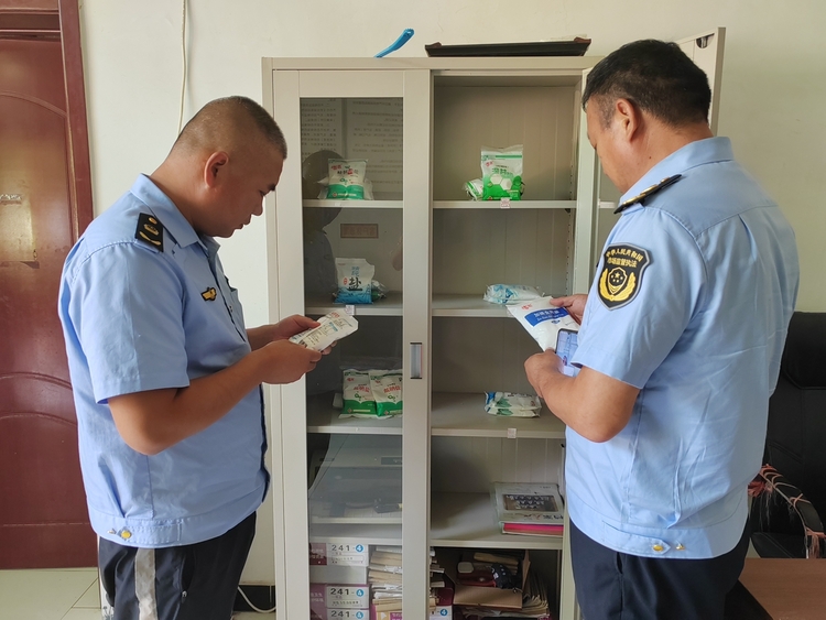 图片默认标题_fororder_满城区市场监管部门查看食盐生产批次 摄影 贾林静