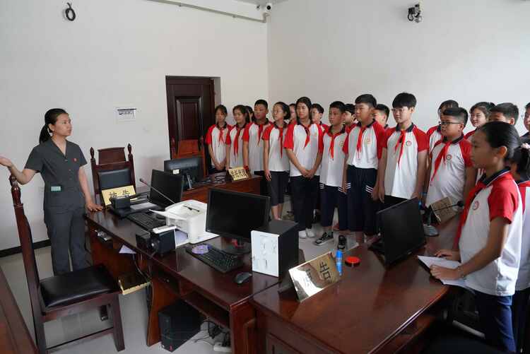 图片默认标题_fororder_清苑区人民法院工作人员带领学生参观审判庭。 摄影 王磊