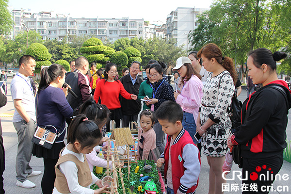 图片默认标题_fororder_现场对参赛教玩具进行评分（摄影-杨梦婧）