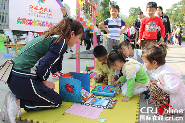 图片默认标题_fororder_教师带领小朋友体验教玩具-(摄影-杨梦婧)