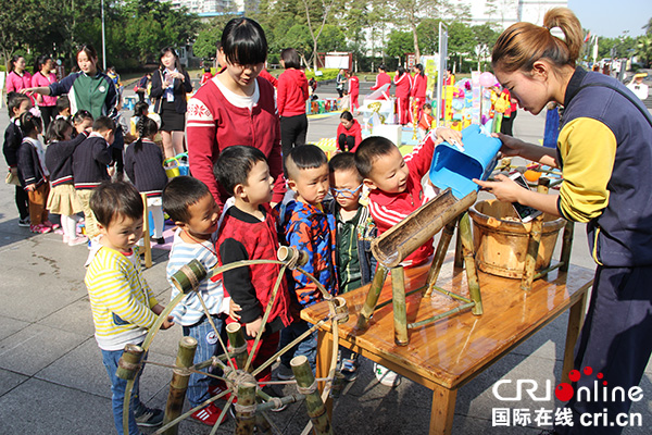 图片默认标题_fororder_教师带领小朋友体验教玩具（摄影-杨梦婧）